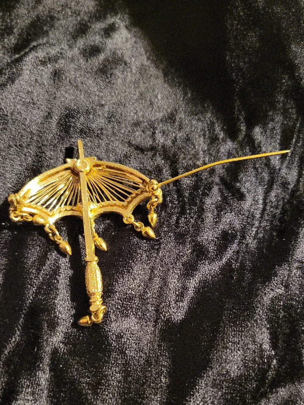 Monet - Gold Parasol and Raindrops Brooch Pin